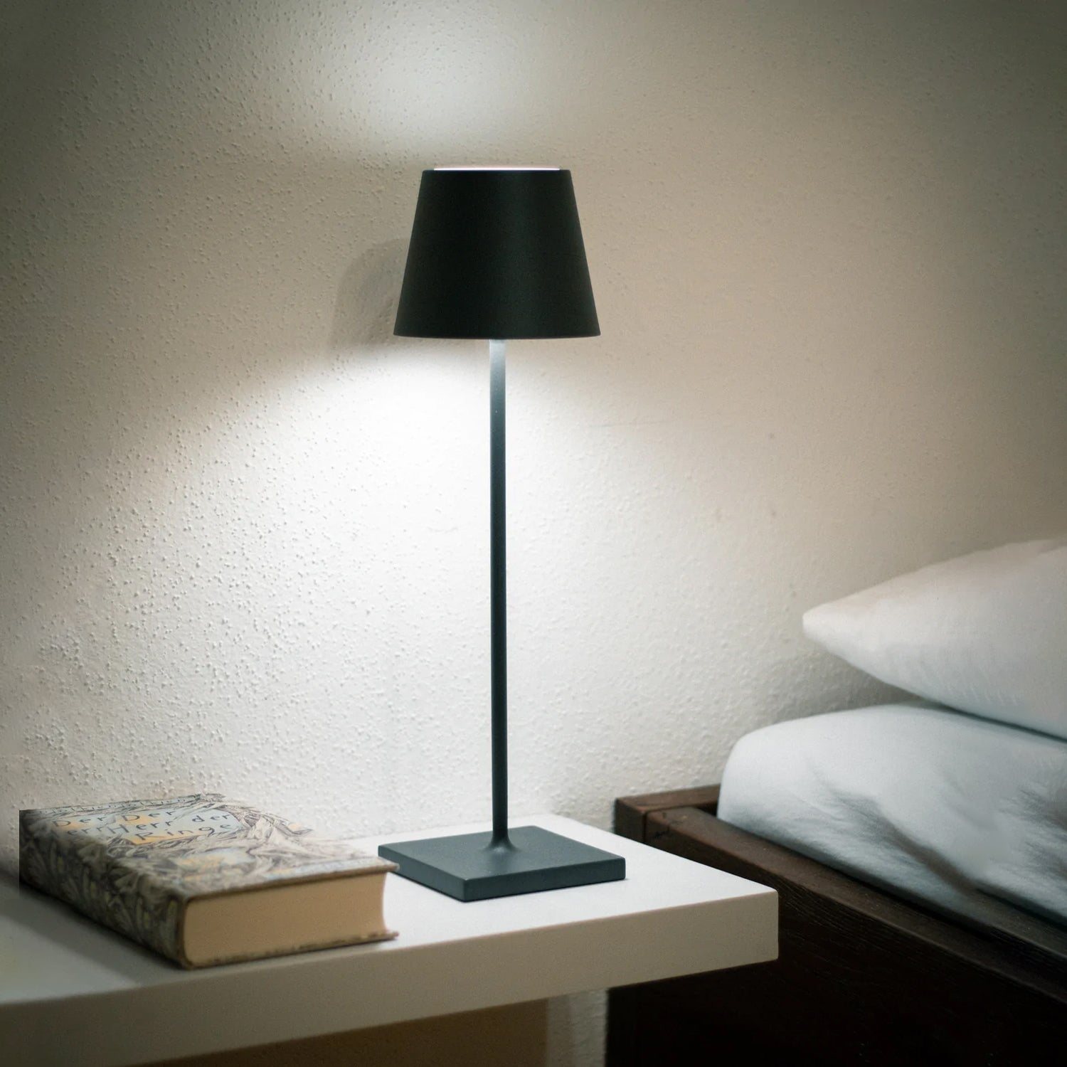 BowLift | PoldLight – Modern LED Table Lamp with Charging Capability