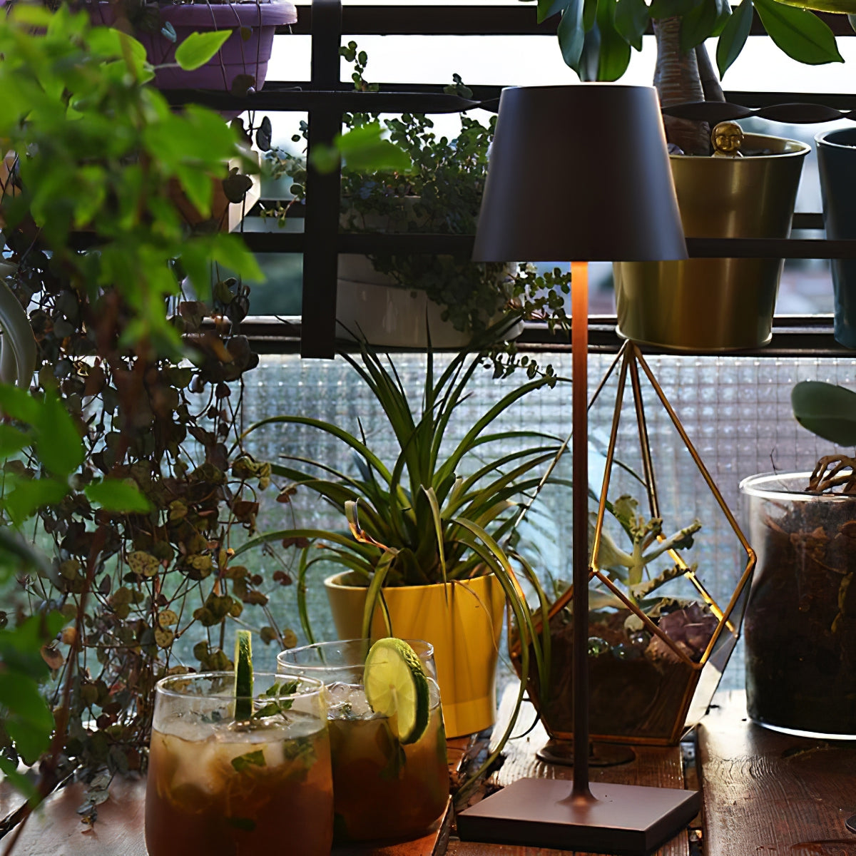 BowLift | PoldLight – Modern LED Table Lamp with Charging Capability