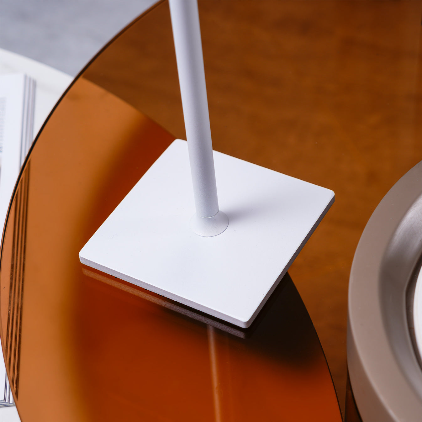 BowLift | PoldLight – Modern LED Table Lamp with Charging Capability