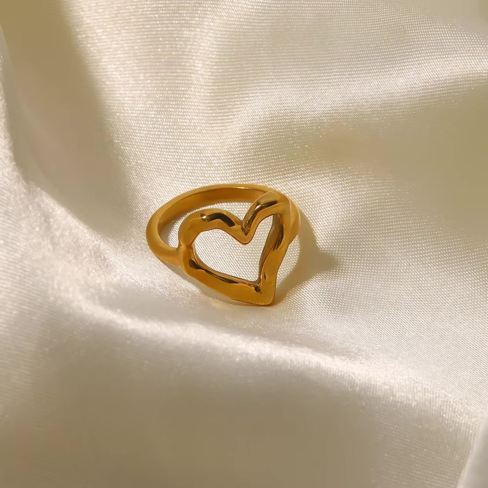 BowLift | 18k Melted Heart Ring