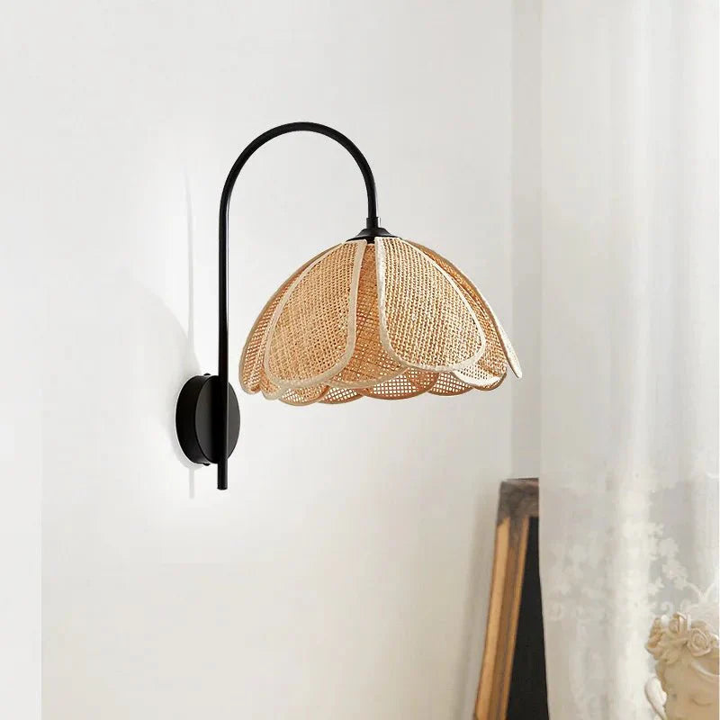 BowLift | LumaFlora - Elegant rattan wall lamp - Warm floral ambiance