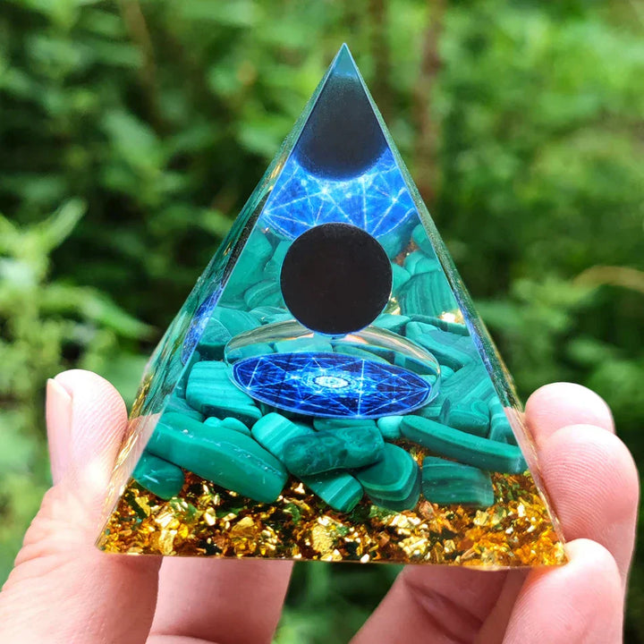Orgonite Pyramid with Amethyst Pendulum – Energy, Protection and Decoration | Bowlift