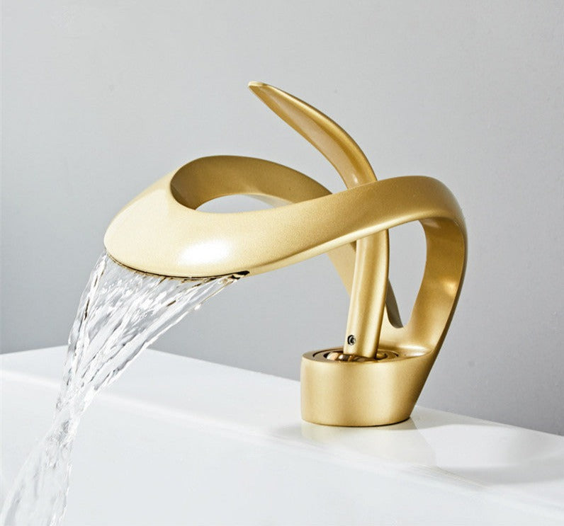 BowLift | Modern curved bathroom faucet