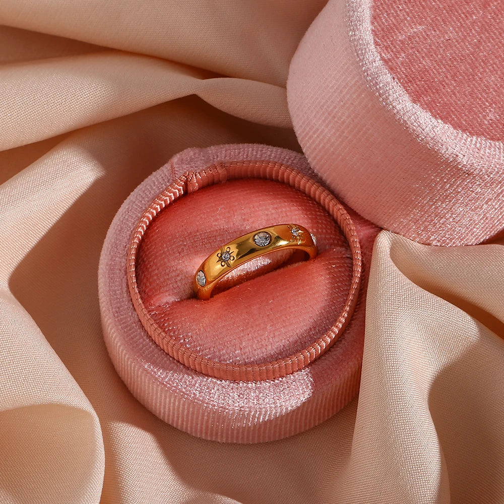 BowLift | 18k Star & Stone Embedded Ring