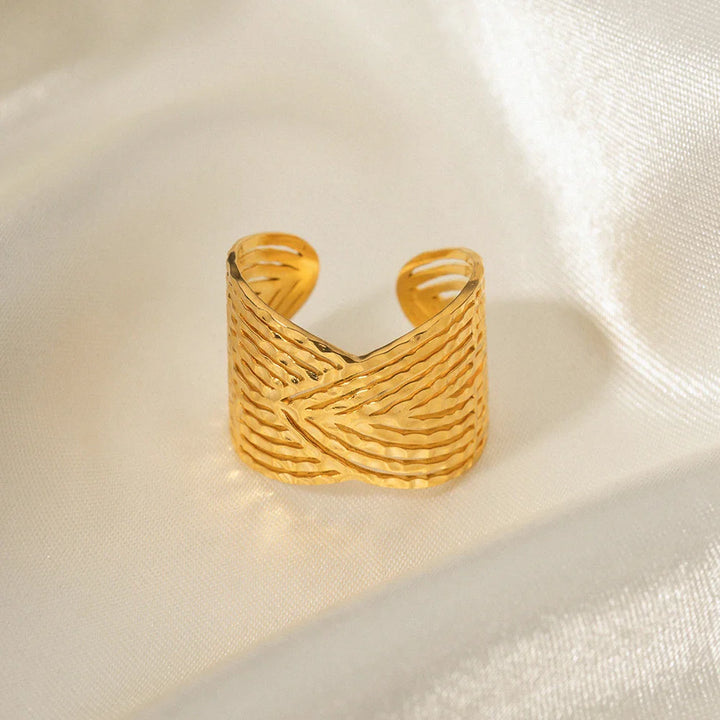BowLift | 18k Elegant Wide Triangular Connect Ring