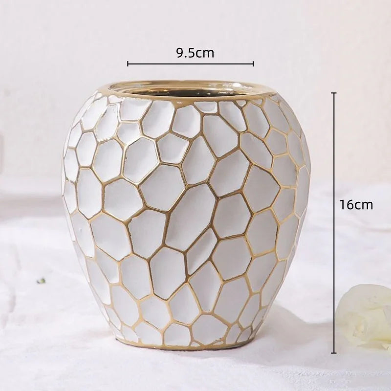 BowLift | Elegant ceramic vase with a gold accent