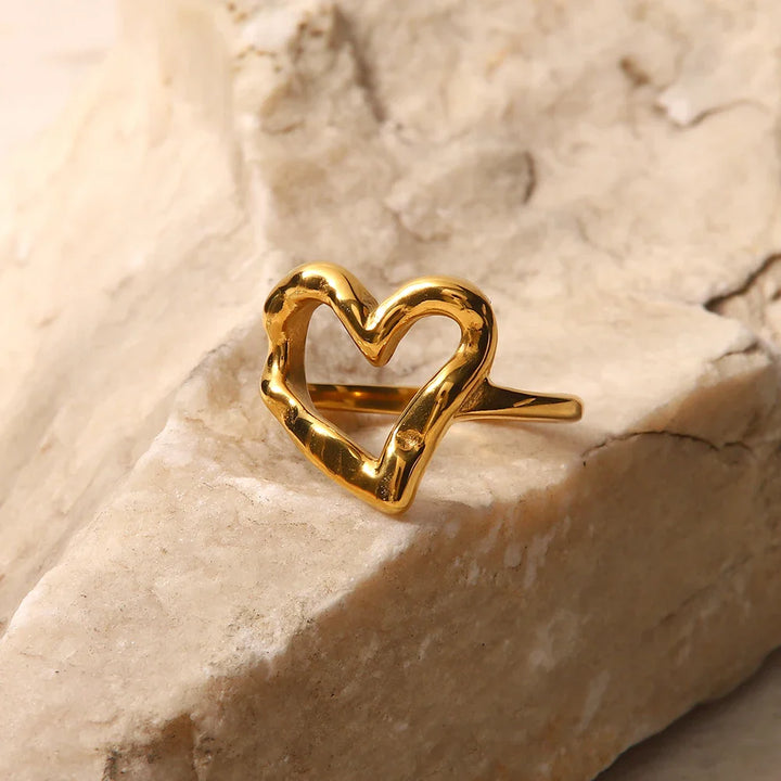 BowLift | 18k Melted Heart Ring