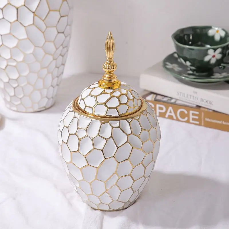 BowLift | Elegant ceramic vase with a gold accent