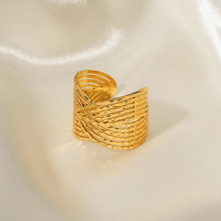 BowLift | 18k Elegant Wide Triangular Connect Ring