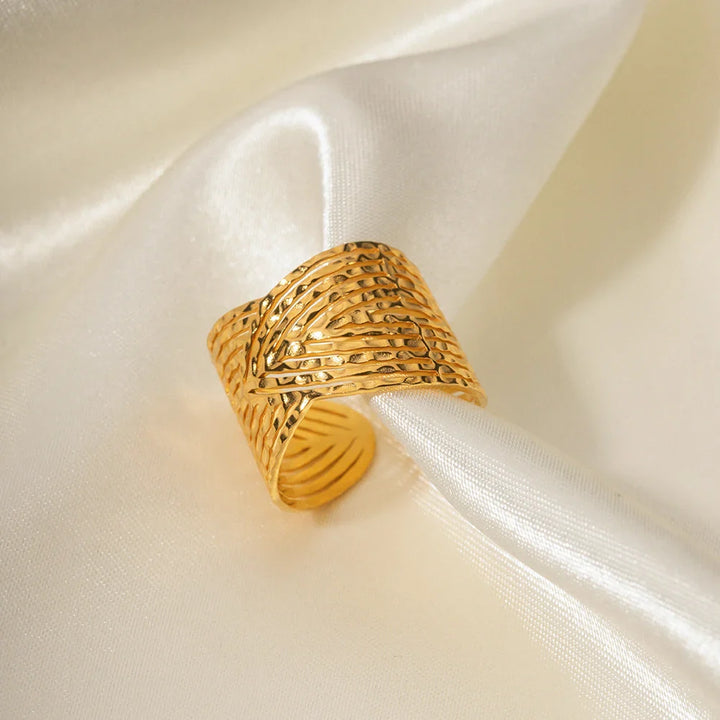 BowLift | 18k Elegant Wide Triangular Connect Ring
