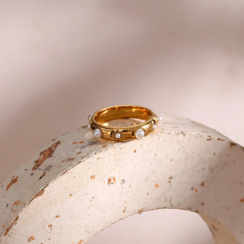 BowLift | 18k Star & Stone Embedded Ring