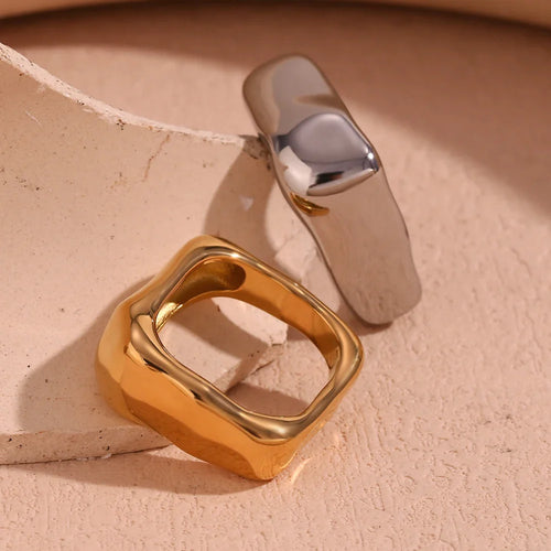 BowLift | 18k Textured Square Ring