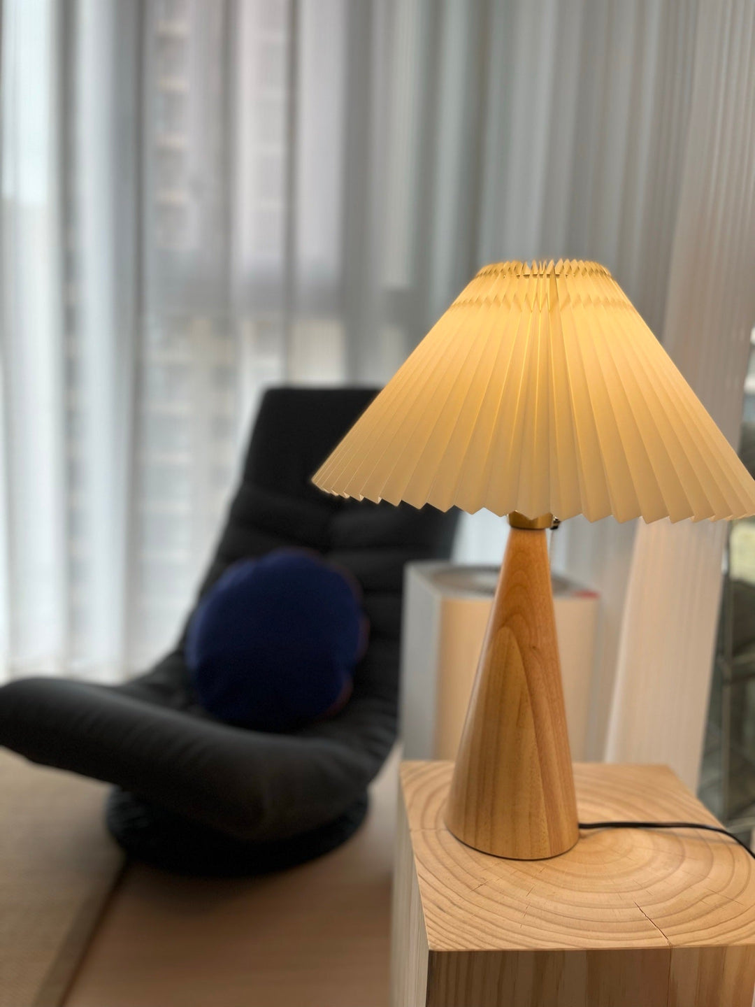 BowLift | AntiqueRadiance – Elegant Wood and Metal Table Lamp