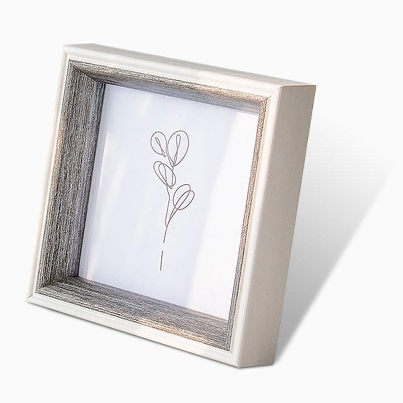 ElegantFrame – Luxury Photo Frame with Golden Edge Bowlift