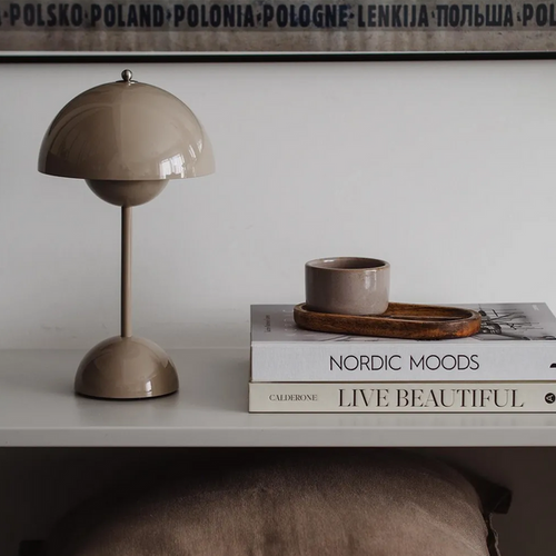 BowLift | Stylish Auroraglo LED table lamp for the living room