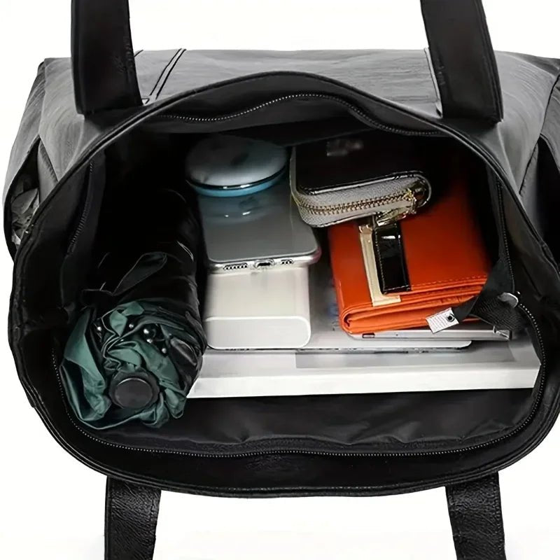 BowLift | Elegant leather shoulder bag with retro touch and smooth surface