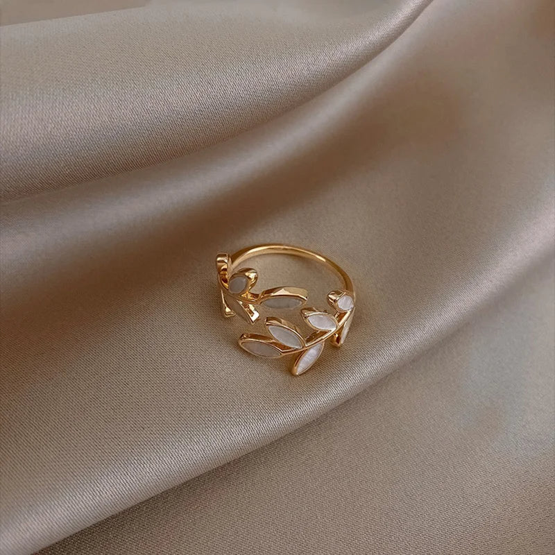 BowLift | Adjustable Classy Gold Leaf Ring