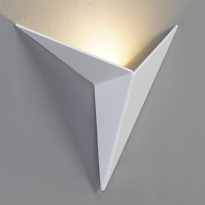 Modern Triangular Wall Lamp - TrigoLux | Bowlift