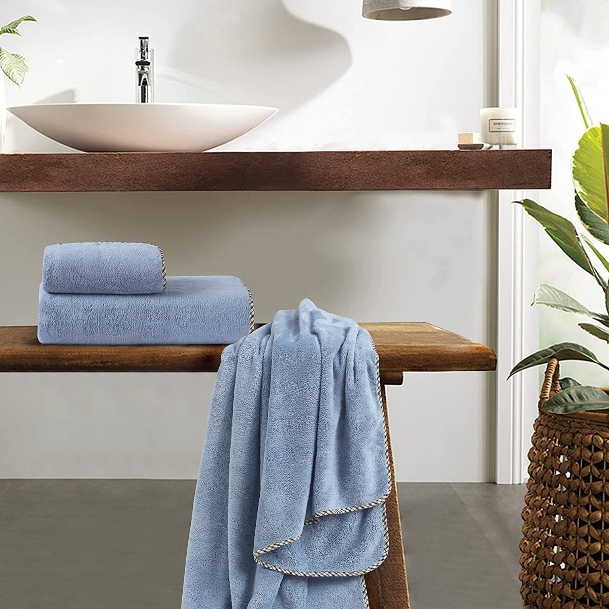 BowLift | Solenza Premium Bath Towel | Lightweight microfiber towel with fast-dry technology