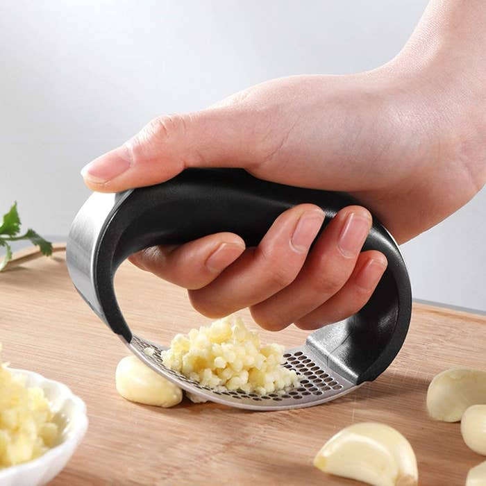 Simple manual garlic press | Bowlift