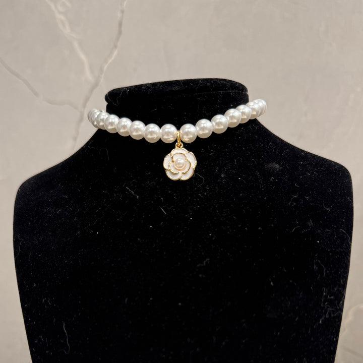 Metal collar with pearls and geometric design