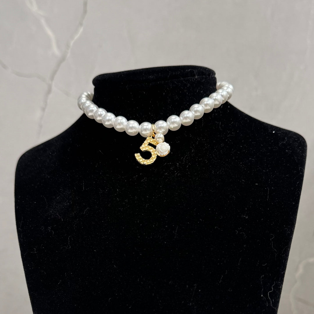 Metal collar with pearls and geometric design
