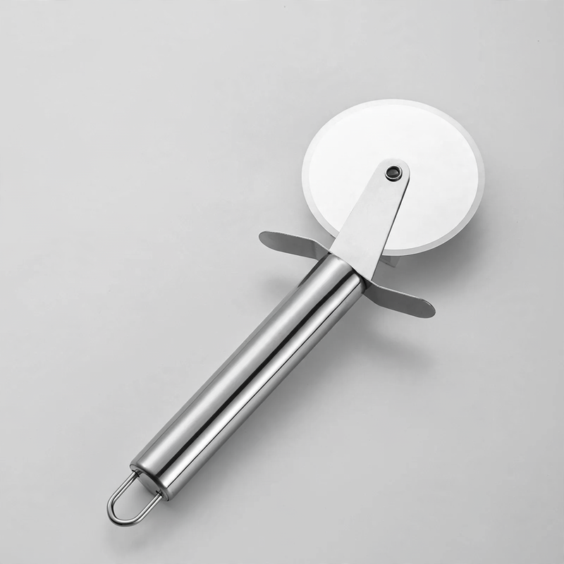 Pizza cutter and cake tool set