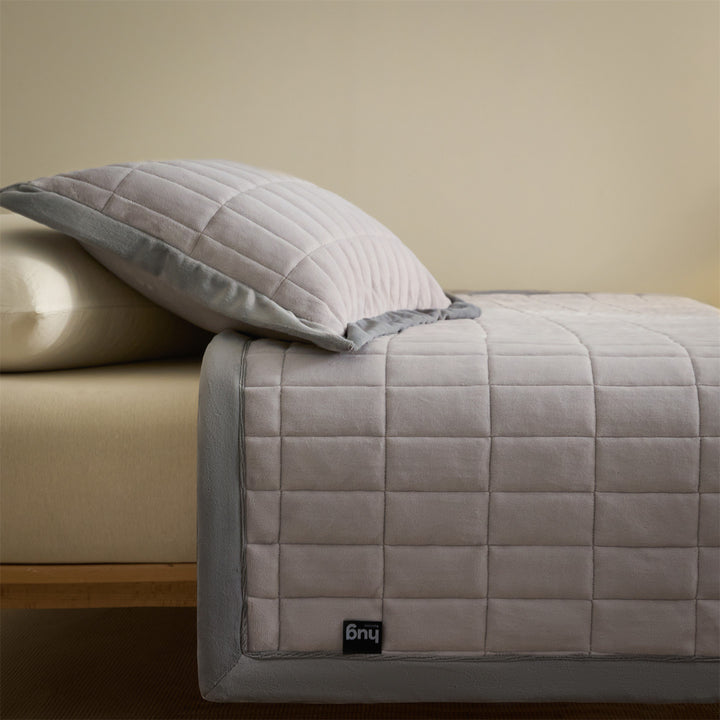 Warming duvet made of milk fiber with stitching