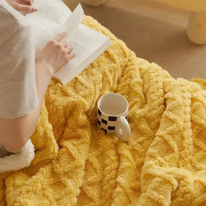 BowLift | Cozy winter blanket made of lambswool providing extra warmth