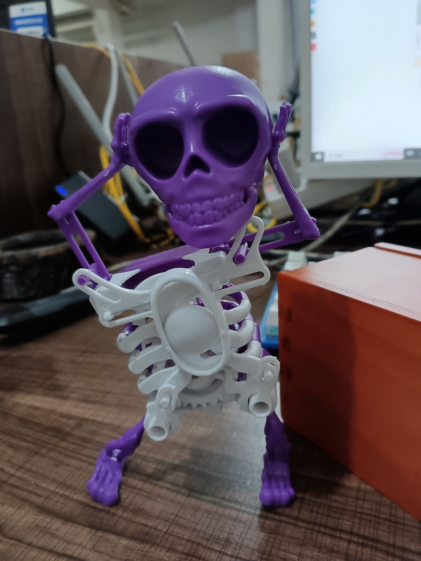 BowLift | 3D Dancing Skull Toy | Swinging Halloween Decoration | Fun Motion Figure | Durable Plastic | Party Gift