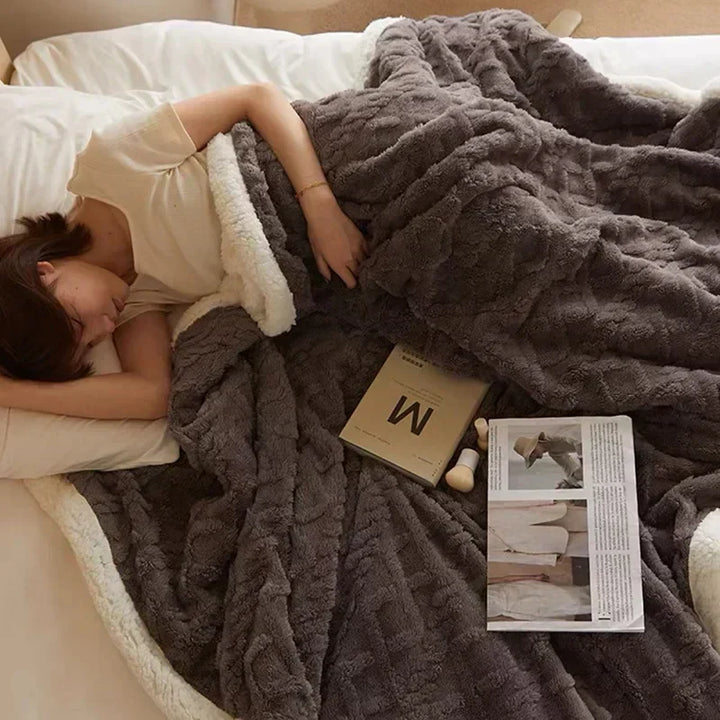BowLift | Cozy winter blanket made of lambswool providing extra warmth