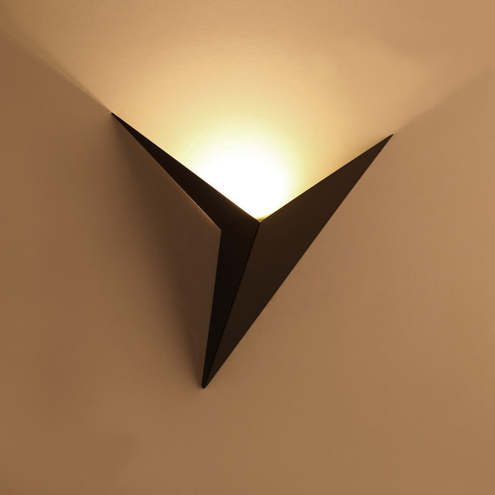 Modern Triangular Wall Lamp - TrigoLux | Bowlift