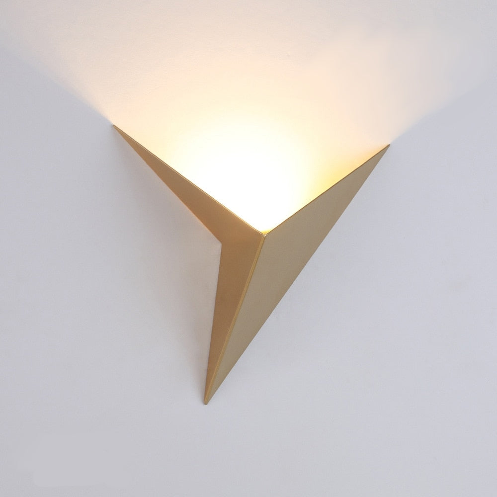 Modern Triangular Wall Lamp - TrigoLux | Bowlift