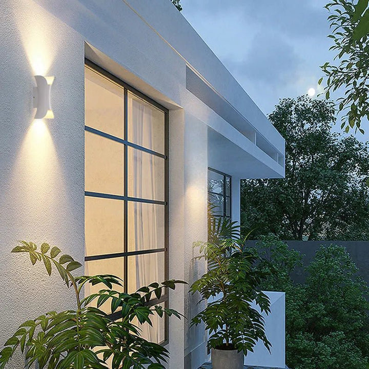 BowLift | LUXEFLARE – Weatherproof Curved LED Wall Lamp for Modern Outdoor Spaces