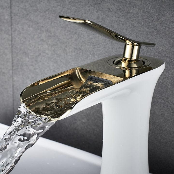 BowLift | Modern Waterfall Bathroom Tap – Stylish Design & Elegant Water Flow
