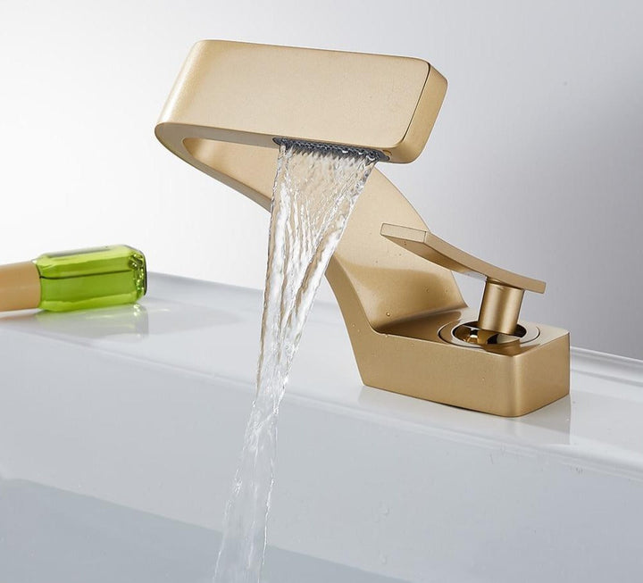 Everest - Modern Curved Faucet │ Daring and Refined Design | Bowlift