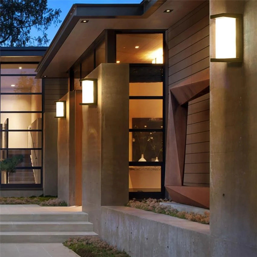 BowLift | Vertical LED Outdoor Light