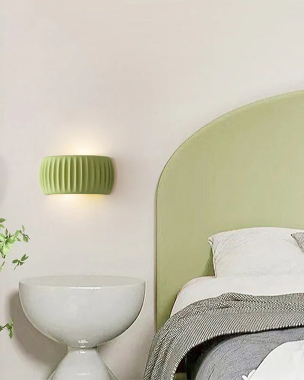 BowLift | Designer Wall Lamp with Wavy Accent