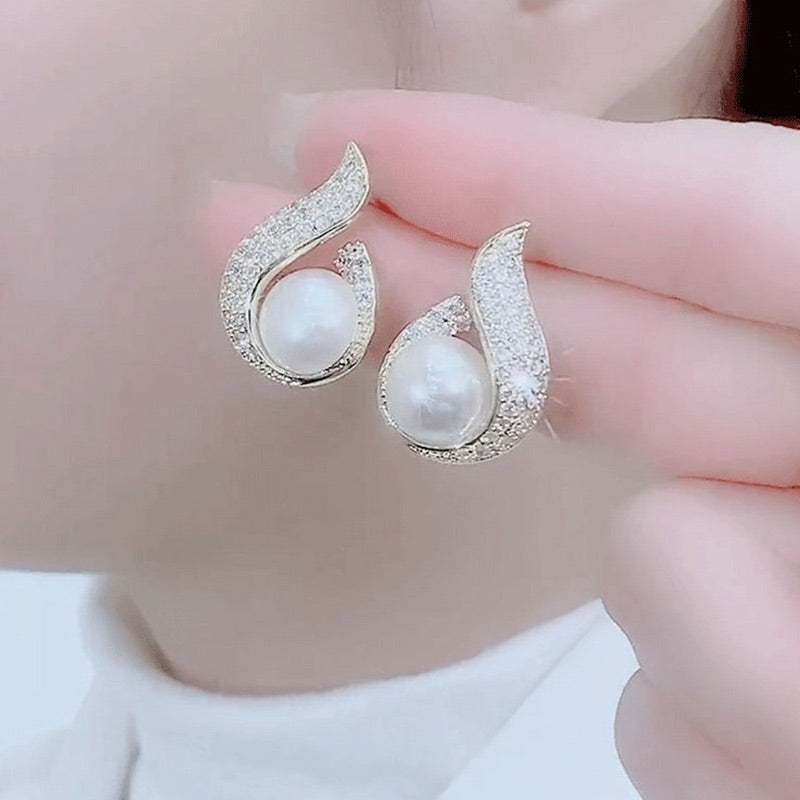 BowLift | Elegant earrings with pearl imitation and rhinestone