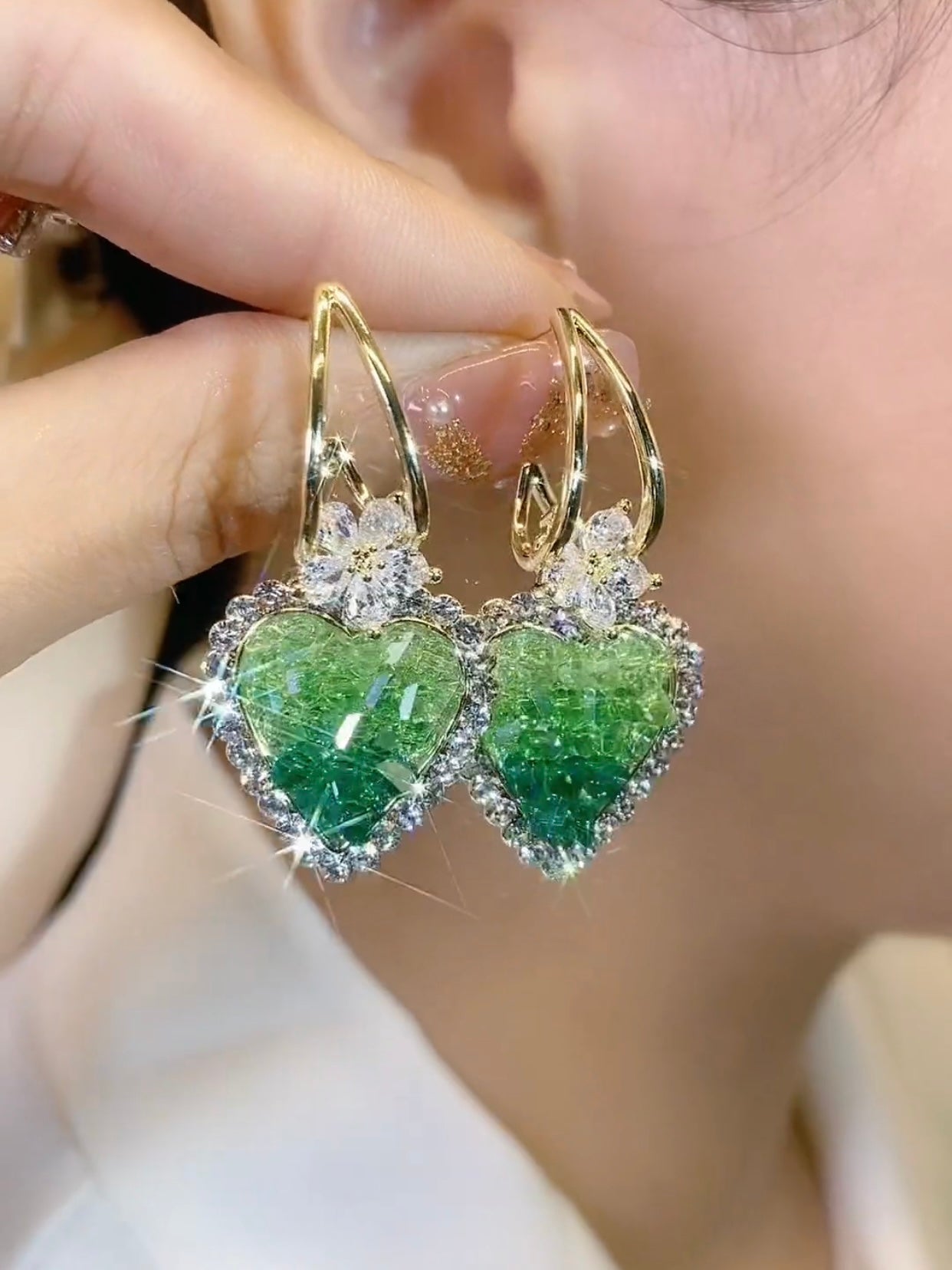 BowLift | Earrings with heart in green crystals