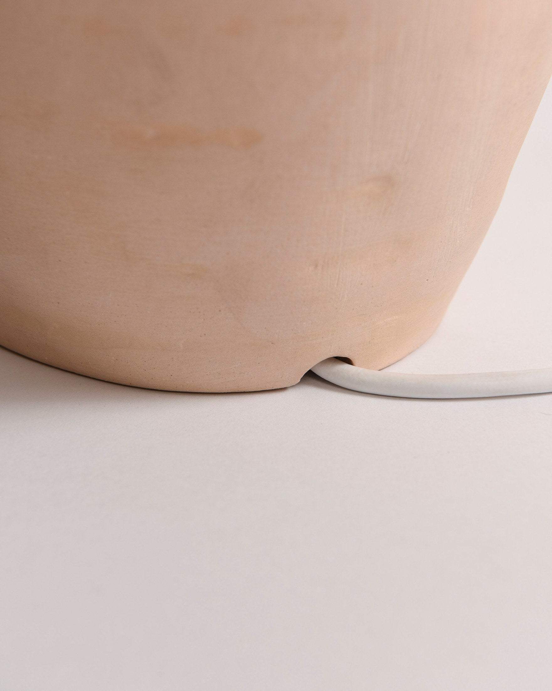 BowLift | Contemporary Style Table Lamp with Natural Accent