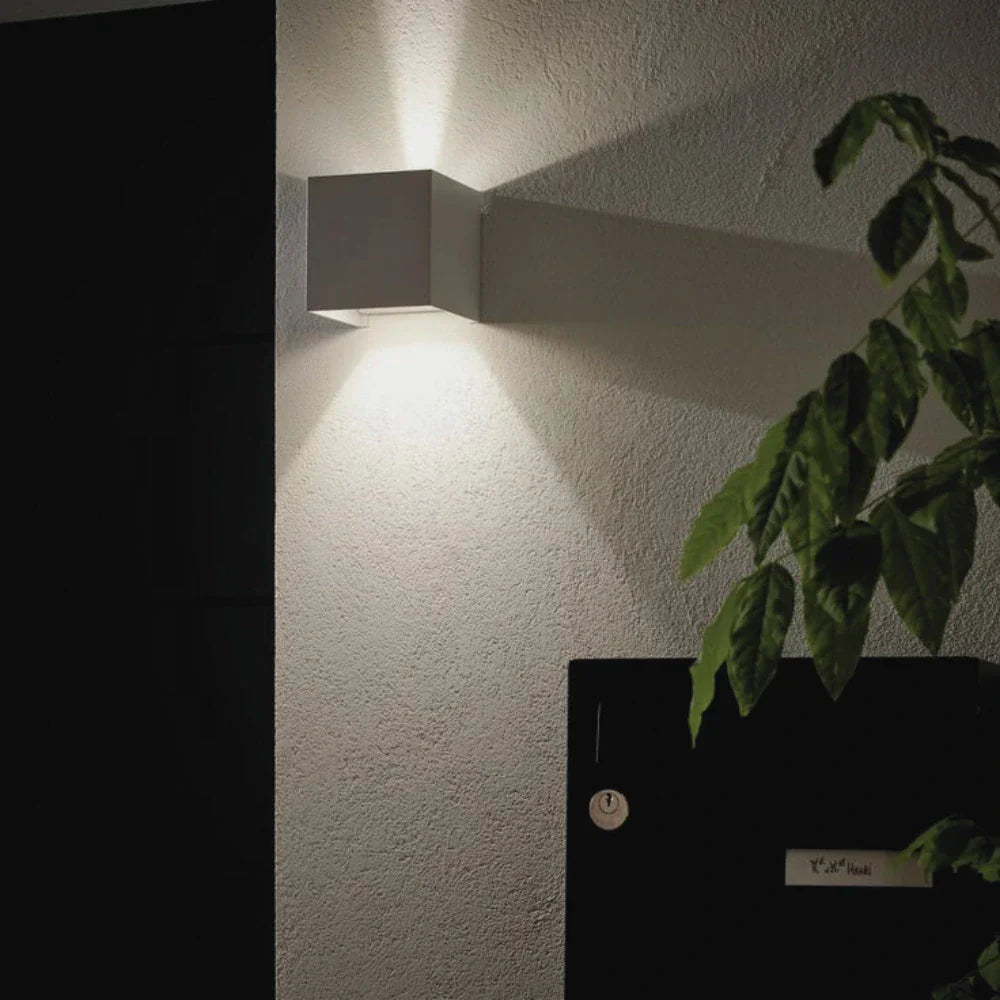 BowLift | Wall Light Black Aluminium Adjustable Cube LED