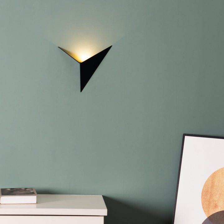 Modern Triangular Wall Lamp - TrigoLux | Bowlift